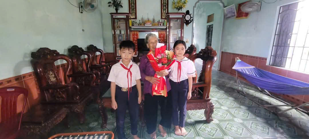 Kỷ niệm 80 năm ngày thành lập QĐND Việt Nam nhà trường và liên đội đã tổ chức dâng hương và trao quà cho 1 số gia đình có công với cách mạng.