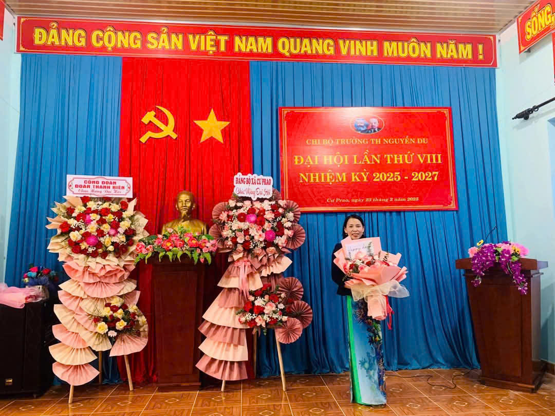 Chi Bộ nhà trường tổ chức đại hội thành công tốt đẹp.